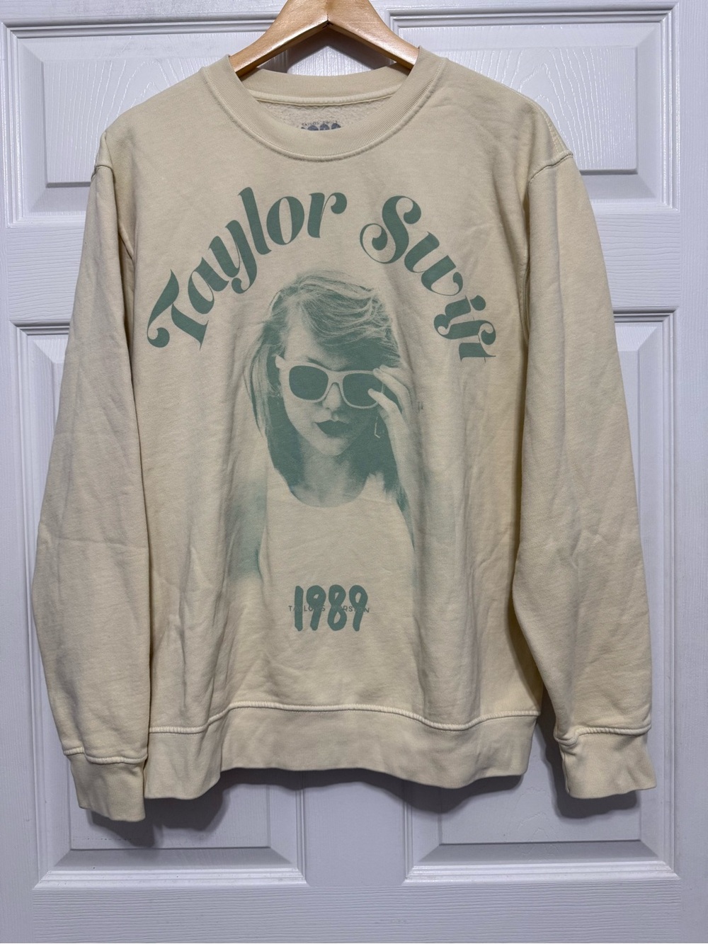 Light Yellow 1989 (Taylor swift Version) sweatshirt
NEW Never Worn SIZE LARGE